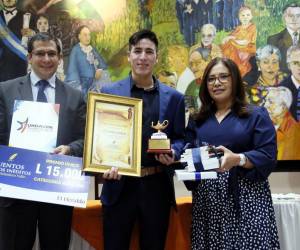Ángel David Castro se alzó con el Premio Único en la categoría de adultos. Junto a él, Jinmy Bertrand y Glenda Estrada.