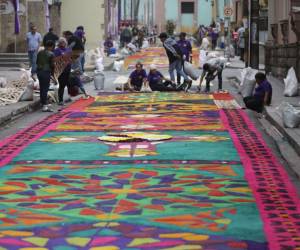 Las tradicionales alfombras de aserrín decoran este Viernes Santo el centro histórico de la capital hondureña previo a al inicio de las procesión del Santo Entierro.