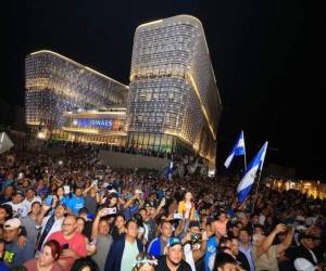 En una muestra de euforia y respaldo abrumador, miles de salvadoreños se congregaron frente al Palacio Nacional durante la noche del 4 de febrero para celebrar la reelección del presidente Nayib Bukele.
