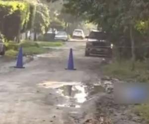 El cuerpo encostalado de la víctima fue abandonado junto a un charco en esta solitaria calle de la colonia Luisiana.