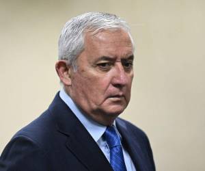 El expresidente guatemalteco (2012-2015) Otto Pérez Molina gesticula antes de escuchar su sentencia durante una audiencia en el tribunal de la ciudad de Guatemala el 7 de diciembre de 2022.