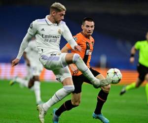 El mediocampista uruguayo del Real Madrid, Federico Valverde, compite con el defensor ucraniano del Shakhtar Donetsk, Bogdan Mykhaylichenko (derecha), durante el partido de fútbol del grupo F de la primera ronda del día 3 de la UEFA Champions League entre el Real Madrid y el Shakhtar Donetsk, en el estadio Santiago Bernabéu de Madrid el 5 de octubre de 2022.