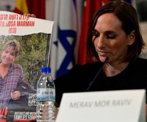 La ciudadana israelí Maayan Sigal-Koren muestra un cartel con la imagen de Clara Rosa Marman, de 63 años, tomada como rehén por los militantes del movimiento islamista palestino Hamás.