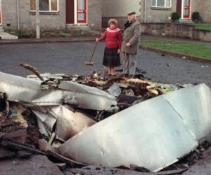 Dos vecinos observan los restos del avión Pan Am 103 que explotó y dejó a 270 muertos, en Lockerbie, Escocia, el 22 de diciembre de 1988.