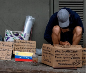Migrante venezolano pide dinero en las calles de San José, Costa Rica, para continuar su viaje hacia Estados Unidos