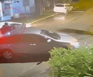 Momento en el que la abogada Liliana Guevara fue atacada cuando intentaba subir a su vehículo.