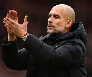 Guardiola aplaude a sus fanáticos luego de caer derrotado en el derbi de Mánchester.