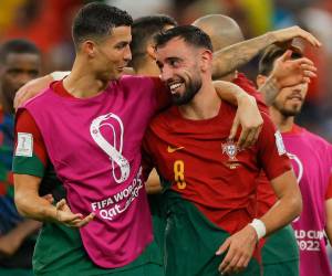 Cristiano Ronaldo y Bruno Fernandes dialogan luego de la victoria de Portugal ante ante Uruguay.