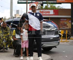 José Trejo, barbero de profesión, ha convertido su oficio en un acto de solidaridad, ofreciendo cortes de cabello gratuitos a pacientes y familiares del Hospital Escuela en Tegucigalpa. Conoce más sobre él: