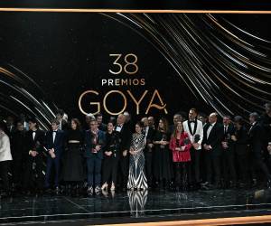 El reparto de “La sociedad de la nieve” recibió el premio a Mejor Película en la 38ª ceremonia de entrega de los Premios Goya en Valladolid, el 10 de febrero de 2024.