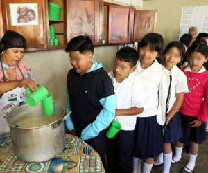 En el departamento de Intibucá los alumnos reciben alimentación completa: merienda y almuerzo con proteína y vegetales.