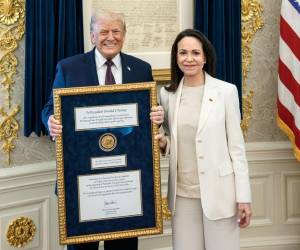 Fue la misma líder opositora venezolana, María Corina Machado, quien entregó la medalla del Premio Nobel de la Paz al presidente de Estados Unidos, Donald Trump, en una reunión en la Casa Blanca, lo que ha abierto una serie de interrogantes sobre el significado y las implicaciones de ese gesto.