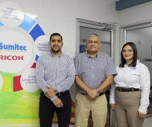 El ingeniero Julio Varela, gerente técnico de Sumitec, junto a ejecutivos de Tigo Business.