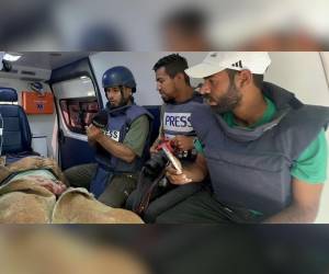 Sami Shahada, que trabaja como camarógrafo independiente, resultó gravemente herido”.