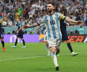 Messi celebrando su gol desde el punto penal.