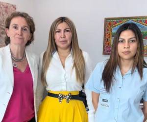 La representante de la ONU en Honduras, Alice Shackelford, se reunió con la madre y la hermana de Angie Peña, desaparecida en Roatán.