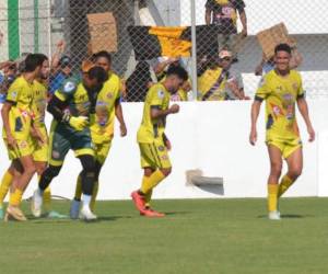 Celebración de Gerson Argueta al anotarle el tiro libre al Marathón.