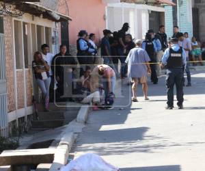 En horas de la tarde de este jueves, sujetos desconocidos le quitaron la vida a un menor de 16 años, quien habría salido de donde estaba tras recibir una llamada. Fue perseguido y asesinado en la colonia 28 de Marzo de Tegucigalpa. Aquí los detalles del caso: