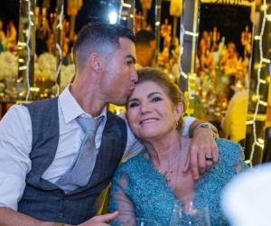 En medio de las celebraciones de la llegada del Año Nuevo, el astro portugués obsequió a su progenitora un lujoso Porsche Cayenne, valuado en casi 552 mil dólares.