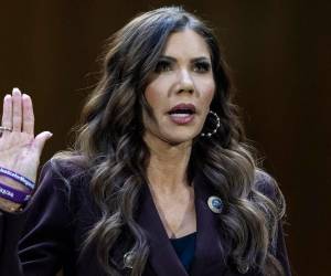 La destitución de Kristi Noem como secretaria de Seguridad Nacional, por parte del presidente de Estados Unidos, Donald Trump, pone punto y aparte a una carrera política marcada por la polémica y sometida al escrutinio público en los últimos meses por las agresivas redadas migratorias de su cartera o una polémica campaña publicitaria que presuntamente concedió a dedo.