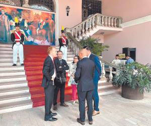 La comisión de EUA estuvo por unas horas en Casa Presidencial.