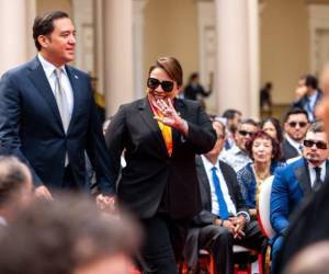 La presidenta de Honduras llegó junto a su hijo a la toma de posesión de Bukele.