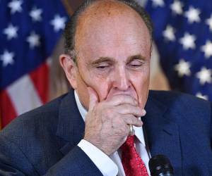 La demandante asegura haber guardado audios que demuestran que su exjefe la acosaba. Según ella, Giuliani consumía mucho alcohol y tomaba abiertamente viagra.