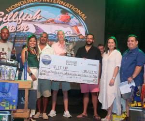 Banco LAFISE entregó $7,000 a la embarcación Stir It Up por lograr la tercera posición de la categoría Billfish.