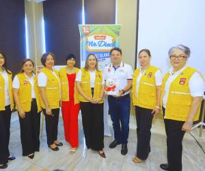 Ejecutivos de Dieck &amp; Dieck junto a representantes de la fundación durante el evento.
