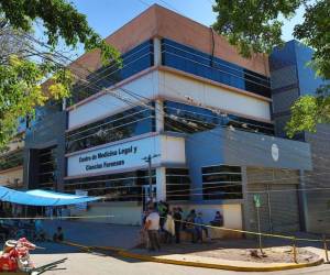 Los cuerpos de los dos hombres permanecen en la Morgue del Ministerio Público (MP), a espera de ser identificados.