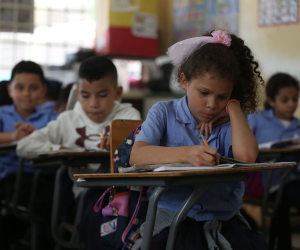 Los menores pasan distraídos debido al calor, y la capacidad de aprender se les reduce, según comentaron sus maestros.