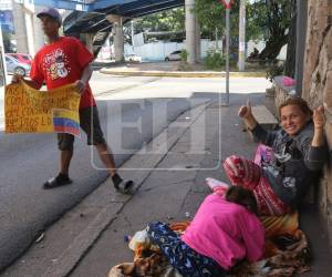Con su pequeña hija durmiendo en el suelo, Nayely y su esposo siguen recolectando dinero; ahora, para regresar a su país.