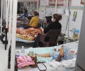 El Hospital Escuela ha colapsado con la cantidad de pacientes, menores de edad en su mayoría, que requieren hospitalización por dengue.