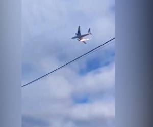 Imágenes muestran que uno de los motores del avión se incendió antes de que el avión se estrellara.