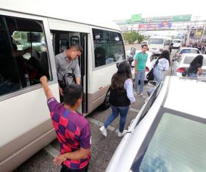 El ingreso de los estudiantes a la temporada escolar hace que los transportistas detengan, muchas veces, las unidades en cualquier parte.