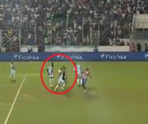 La pelota pegó en la mano de Marcelo Santos.