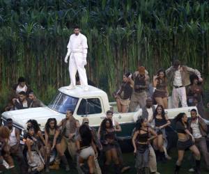 Con sus mejores éxitos y con un poderoso mensaje sobre la comunidad latina, Bad Bunny encendió el show de medio tiempo del Super Bowl 2026 con una espectacular presentación.