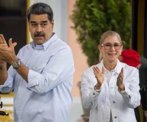 La defensa de Cilia Flores pidió a un juez federal en Nueva York que anule los cargos en su contra, argumentando que el bloqueo de pagos provenientes de Venezuela le impide costear su equipo legal.