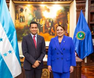 Duarte junto a la presidenta de Honduras, Xiomara Castro, tras ser juramentado.
