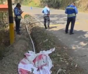 El cadáver fue cubierto con una sábana.