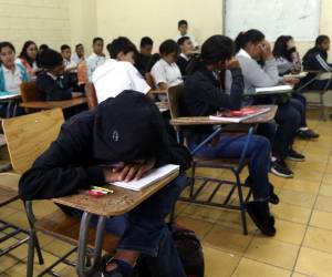 Mientras 68,000 estudiantes se someten a una segunda recuperación, otros miles se encuentran aún sin recibir clases.