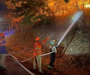 El equipo está siempre listo para combate directo incluso en horas de la noche, cuando el incendio es en área cercana a viviendas.