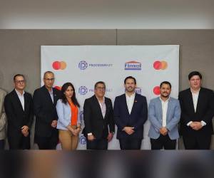 <i>Ejecutivos de la Financiera Solidaria S. A. (Finsol), Mastercard y Processusnet se hicieron presentes a la firma de la alianza. </i>