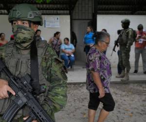 Un soldado hace guardia en un colegio electoral en Canuto, provincia de Manabí, durante la elección presidencial ecuatoriana y el referéndum sobre minería y petróleo, el 20 de agosto de 2023.
