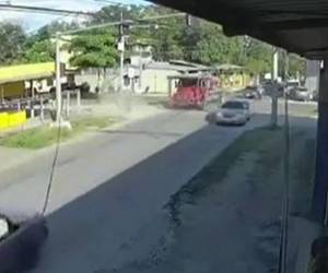 Motociclista impacta contra camión al cruzar en avenida de barrio Barandillas