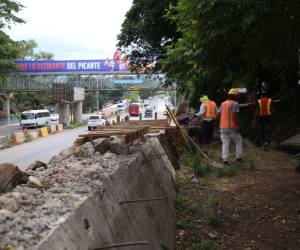 Ya se observa a obreros realizando varios trabajos en la zona de construcción de este importante proyecto vial en la capital.