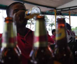 El producto que presente anomalías se destruye y luego se procede a hablar con el dueño del local para ofrecerle una nueva oportunidad, o se aplica la sanción que la DGPC estipule.