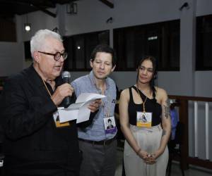 Los poetas Víctor Rodríguez Núñez, Leonel Alvarado y Mayra Oyuela conformaron el jurado del Premio Nacional de Poesía, que dio por ganadora a Eleonora Castillo por su libro “Los excesos de mi búsqueda”.