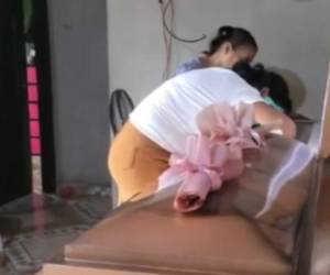 Familiares y pobladores de la aldea Cuaca en Colón lamentaron el fallecimiento de la joven Yensi Carolina Ramírez Galeano.