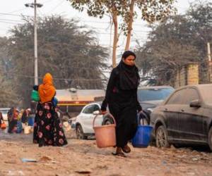 Actualmente, tres personas han sido detenidas en relación con el ataque, mientras que las autoridades continúan buscando a otros sospechosos.